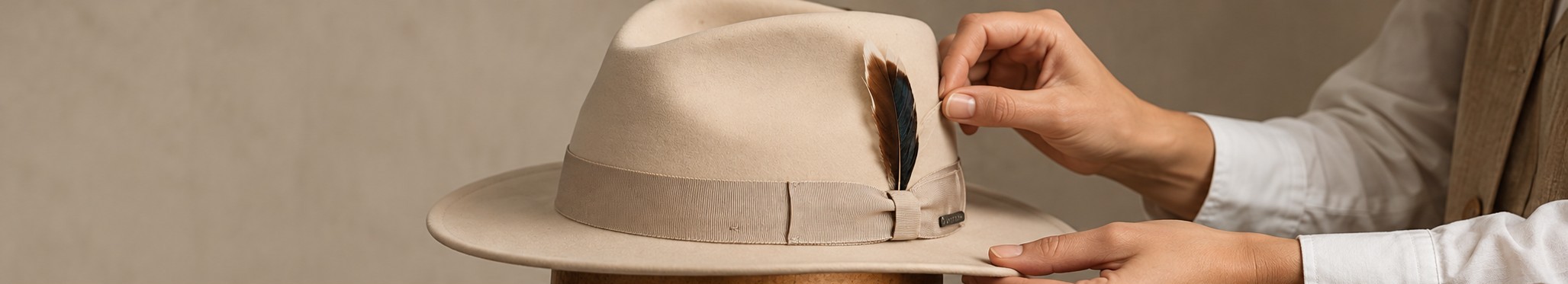 Lichtbeige vilthoed Stetson met sierband en veer