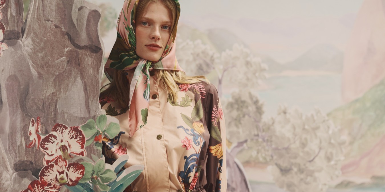 Barbour x FARM Rio Mandevilla waterafstotende damesjas met tropische bananenprint en uitlopende onderzijde