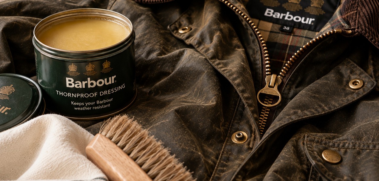 Barbour waxjas met originele Thornproof Dressing, doek en borstel voor het opnieuw waxen van de jas.