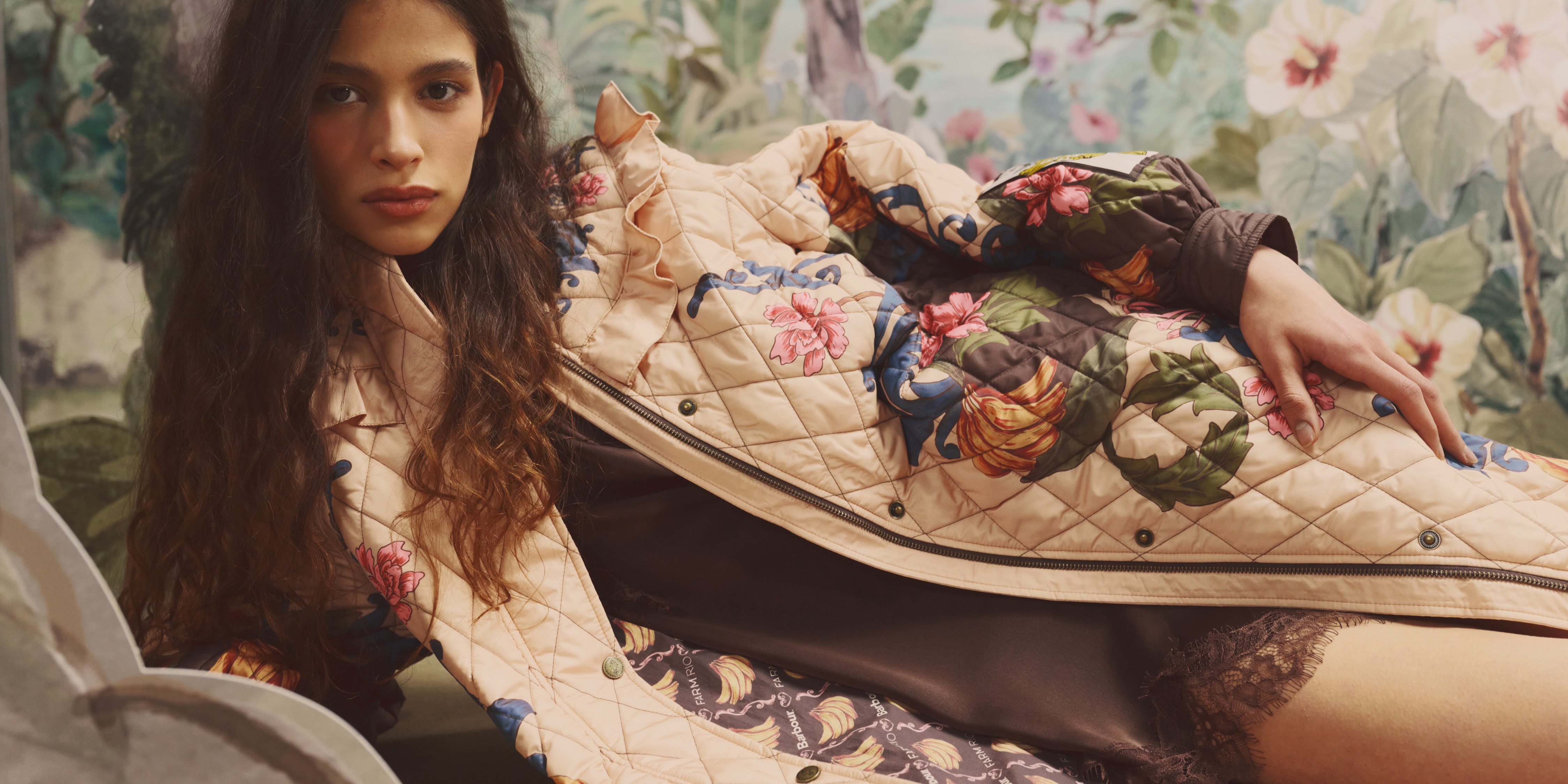 Barbour x FARM Rio Dania lange gewatteerde damesjas met kleurrijke bloemenprint en bruine corduroy kraag